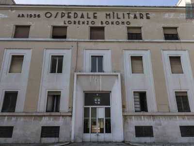 Ci ritroviamo cos� dinanzi all'edificio principale, caratterizzato da un tenue color crema e la scritta a caratteri cubitali che appena sotto il tetto ne riporta il nome e l'anno di progettazione: 1936